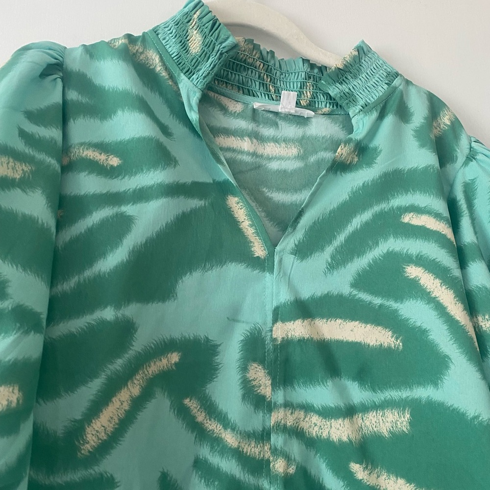 THML Green Abstract Print Blouse - Picture 3 of 3